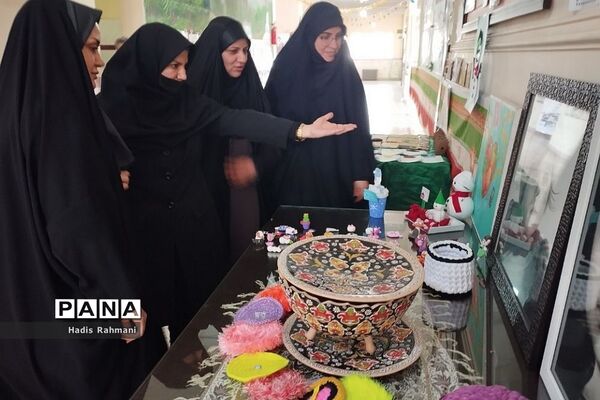 برگزاری نمایشگاه دست‌سازه دروس توسط دانش‌آموزان خلاق دبیرستان نور هدایت شهریار