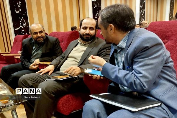 حضور دانش‌آموزان و فرهنگیان در آیین اختتامیه مسابقات قرآن منطقه ۱۸