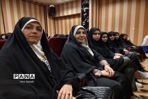 حضور دانش‌آموزان و فرهنگیان در آیین اختتامیه مسابقات قرآن منطقه ۱۸