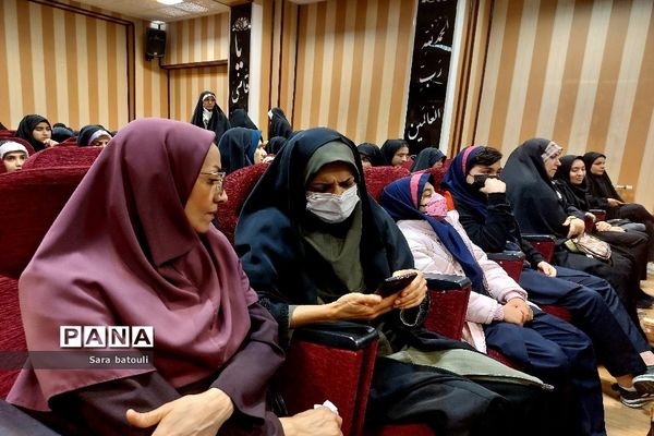 حضور دانش‌آموزان و فرهنگیان در آیین اختتامیه مسابقات قرآن منطقه ۱۸