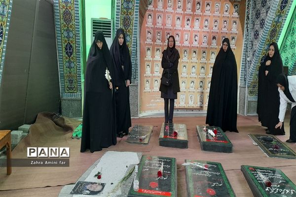 ادای احترام سرپرست دفتر امور زنان و خانواده استانداری مازندران به مقام شامخ شهدا شهرستان نور