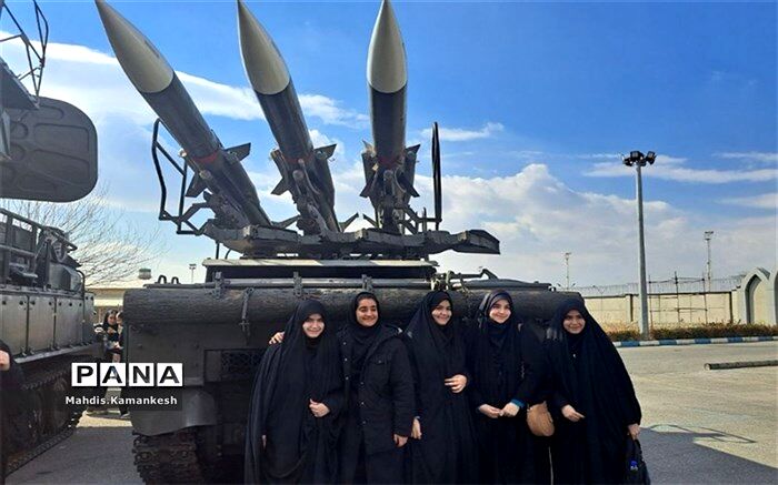 بازدید دانش‌آموزان دبیرستان شاهد ائمه اطهار پاکدشت از پارک ملی هوافضا/فیلم