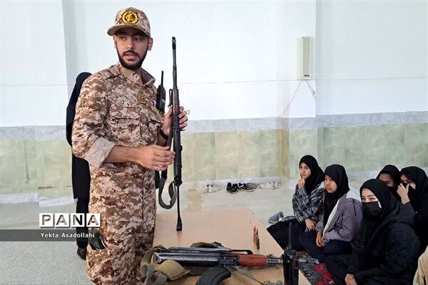 کلاس آموزش کار با اسلحه در مدرسه شهید نوری اعتماد رباط‌کریم