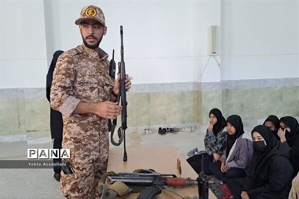 کلاس آموزش کار با اسلحه در مدرسه شهید نوری اعتماد رباط‌کریم