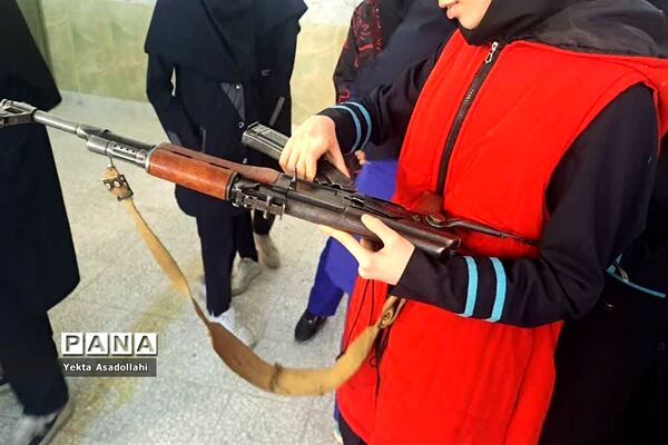 کلاس آموزش کار با اسلحه در مدرسه شهید نوری اعتماد رباط‌کریم