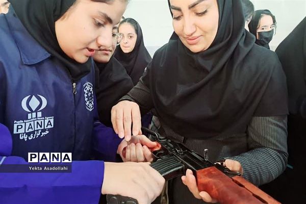 کلاس آموزش کار با اسلحه در مدرسه شهید نوری اعتماد رباط‌کریم