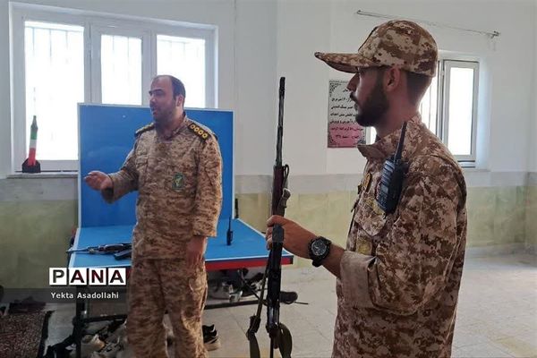 کلاس آموزش کار با اسلحه در مدرسه شهید نوری اعتماد رباط‌کریم