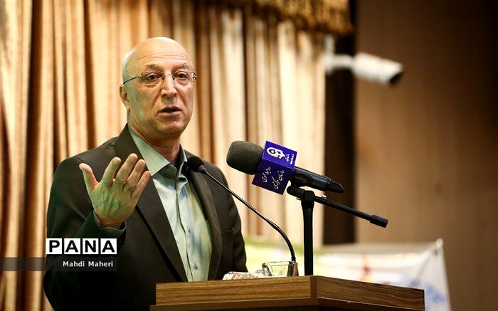 دانشگاه فرهنگیان باید با وزارت علوم برای رشته علوم‌پایه وارد تفاهم شوند
