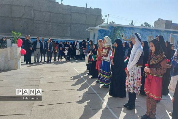 بازارچه کسب و کار دانش‌آموزی در دبیرستان شهید محمدی پور خلیل‌آباد