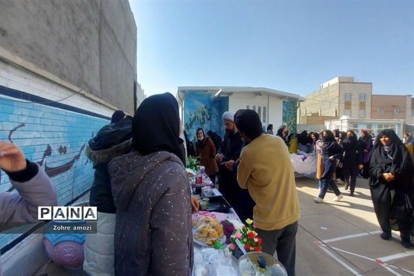 بازارچه کسب و کار دانش‌آموزی در دبیرستان شهید محمدی پور خلیل‌آباد