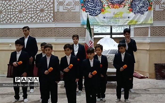 اجرای گروه سرود دانش‌آموزی فرزندان حاج قاسم در مسجد امام حسین(ع)/ فیلم