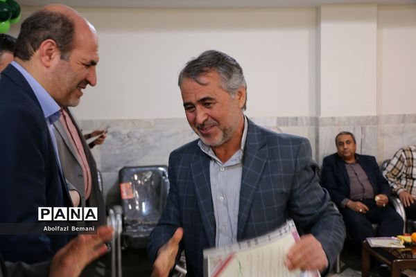 آیین تقدیر از پدران جانباز دانش‌آموزان دبیرستان شاهد نجمیه قم