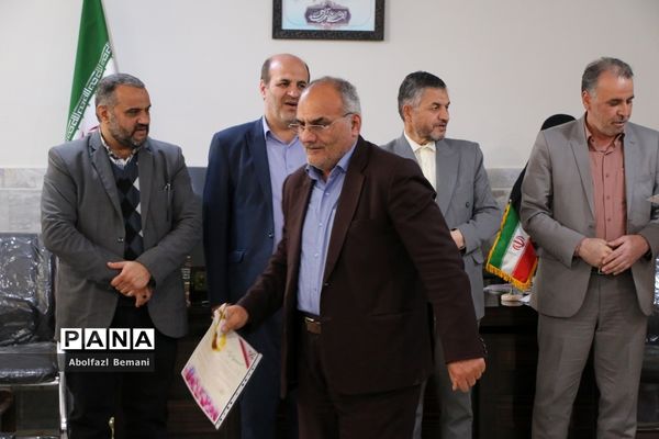 آیین تقدیر از پدران جانباز دانش‌آموزان دبیرستان شاهد نجمیه قم