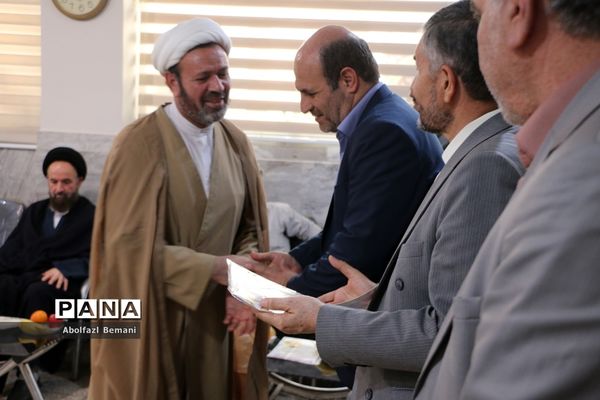 آیین تقدیر از پدران جانباز دانش‌آموزان دبیرستان شاهد نجمیه قم