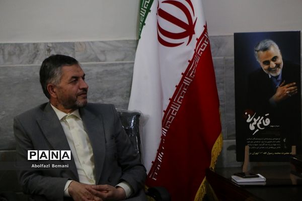 آیین تقدیر از پدران جانباز دانش‌آموزان دبیرستان شاهد نجمیه قم