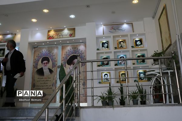 آیین تقدیر از پدران جانباز دانش‌آموزان دبیرستان شاهد نجمیه قم