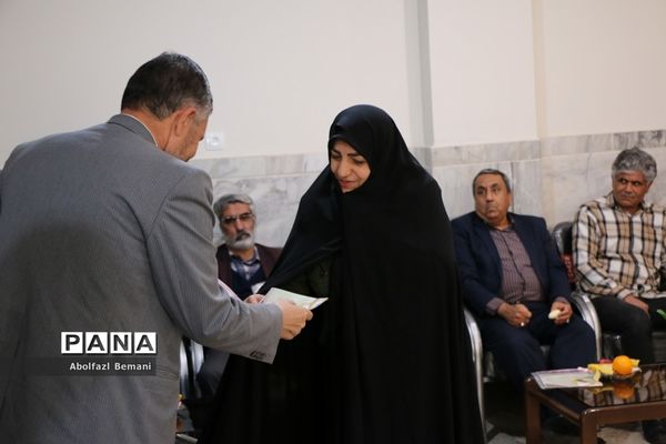 آیین تقدیر از پدران جانباز دانش‌آموزان دبیرستان شاهد نجمیه قم