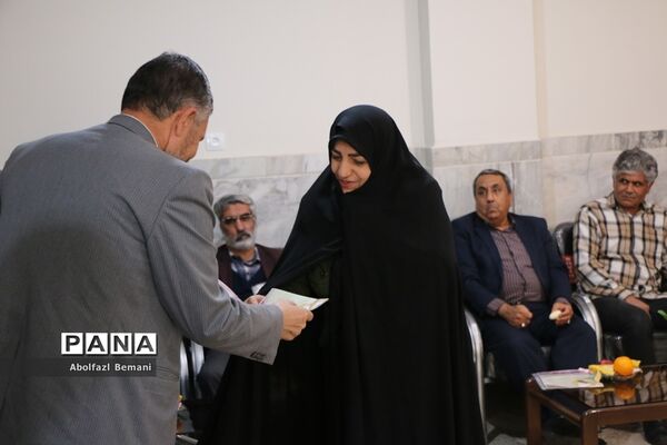 آیین تقدیر از پدران جانباز دانش‌آموزان دبیرستان شاهد نجمیه قم