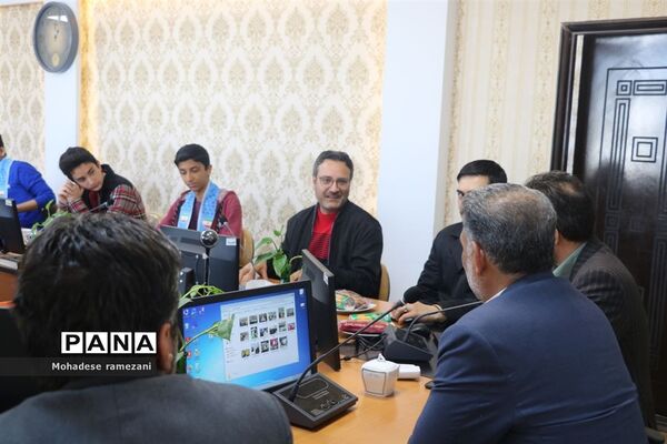 نشست صمیمی اعضای قرارگاه میدان ۱۴ صفر ۲ ناحیه ۶ مشهد با رئیس سازمان دانش آموزی استان