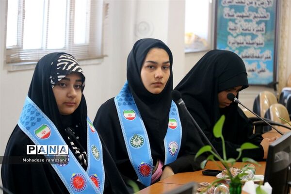 نشست صمیمی اعضای قرارگاه میدان ۱۴ صفر ۲ ناحیه ۶ مشهد با رئیس سازمان دانش آموزی استان