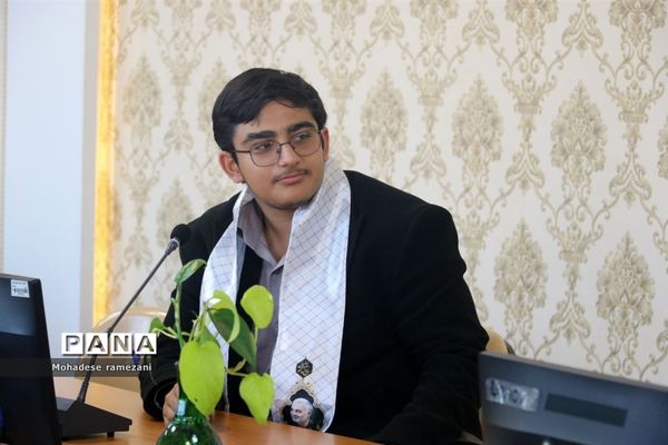 نشست صمیمی اعضای قرارگاه میدان ۱۴ صفر ۲ ناحیه ۶ مشهد با رئیس سازمان دانش آموزی استان