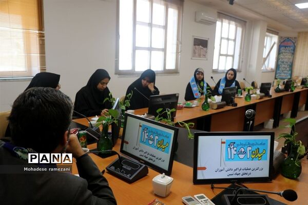 نشست صمیمی اعضای قرارگاه میدان ۱۴ صفر ۲ ناحیه ۶ مشهد با رئیس سازمان دانش آموزی استان