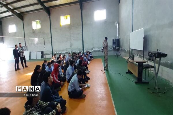 کلاس آموزشی عملی اسلحه‌شناسی در شهرستان‌ عباس‌آباد