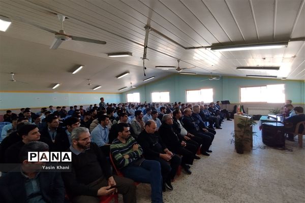 مراسم تجلیل از نفرات برتر دبیرستان نمونه‌ شهدای‌ سلمانشهر عباس‌آباد