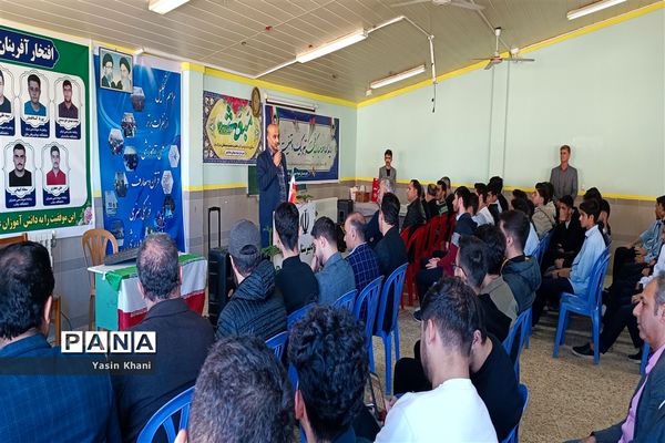 مراسم تجلیل از نفرات برتر دبیرستان نمونه‌ شهدای‌ سلمانشهر عباس‌آباد