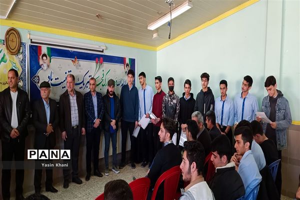 مراسم تجلیل از نفرات برتر دبیرستان نمونه‌ شهدای‌ سلمانشهر عباس‌آباد