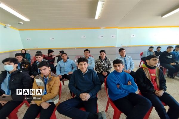 مراسم تجلیل از نفرات برتر دبیرستان نمونه‌ شهدای‌ سلمانشهر عباس‌آباد