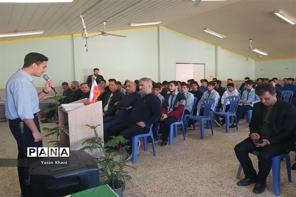 مراسم تجلیل از نفرات برتر دبیرستان نمونه‌ شهدای‌ سلمانشهر عباس‌آباد