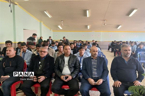 مراسم تجلیل از نفرات برتر دبیرستان نمونه‌ شهدای‌ سلمانشهر عباس‌آباد