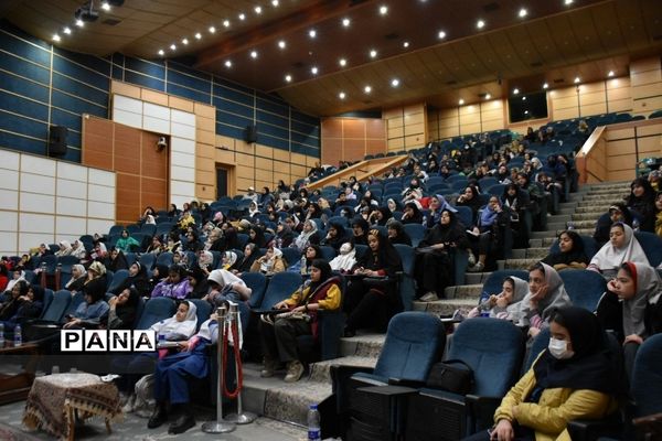 دوره آموزش سواد رسانه و آموزش عکاسی با موبایل در تالار ادب