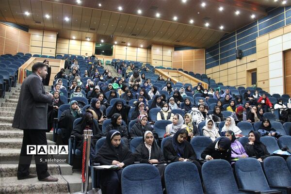برگزاری آموزش سواد رسانه و آموزش عکاسی با موبایل برای دانش‌آموزان دختر عضو خبرگزاری پانا