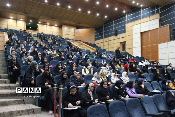 برگزاری آموزش سواد رسانه و آموزش عکاسی با موبایل برای دانش‌آموزان دختر عضو خبرگزاری پانا