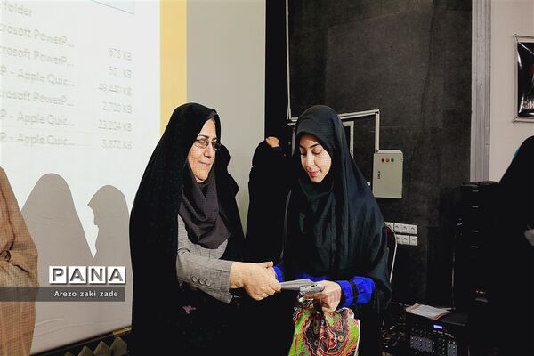 آیین تجلیل از دانش‌آموزان برتر مدرسه شاهد رضوان ناحیه ۱ اهواز