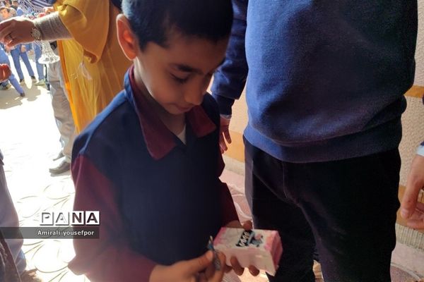 توزیع شیر در آموزشگاه ابن‌سینا شهرستان پیشوا