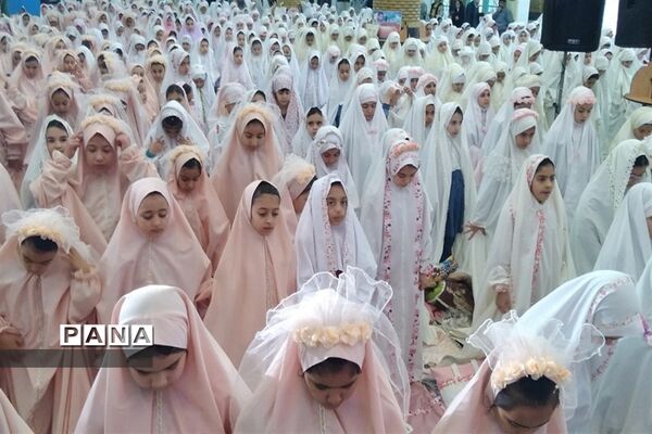 جشن عبادت ۱۰۰۰ نفری دانش‌آموزان دختر شهرستان‌قرچک