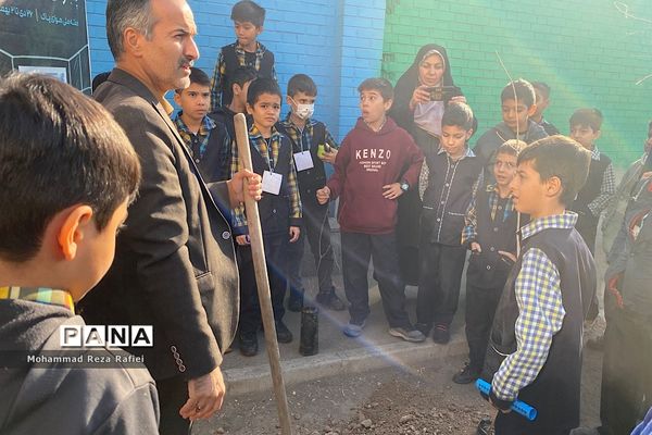 مراسم درختکاری در دبستان امام هادی(ع) ناحیه یک شهرری