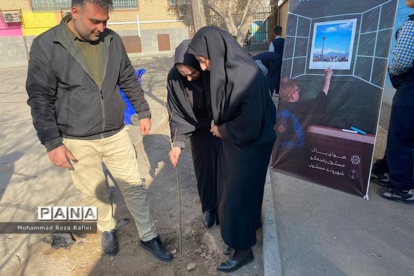 مراسم درختکاری در دبستان امام هادی(ع) ناحیه یک شهرری