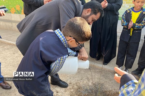 مراسم درختکاری در دبستان امام هادی(ع) ناحیه یک شهرری