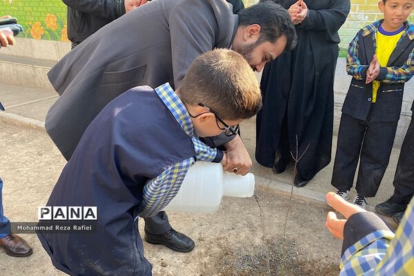 مراسم درختکاری در دبستان امام هادی(ع) ناحیه یک شهرری