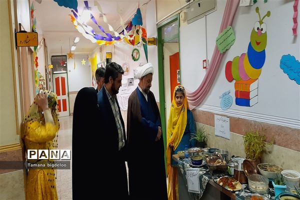 جشنواره غذاهای محلی و دست‌سازه‌های دانش‌آموزان در مدرسه توفیق شهرستان رباط کریم