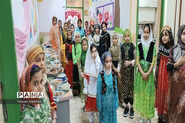 جشنواره غذاهای محلی و دست‌سازه‌های دانش‌آموزان در مدرسه توفیق شهرستان رباط کریم