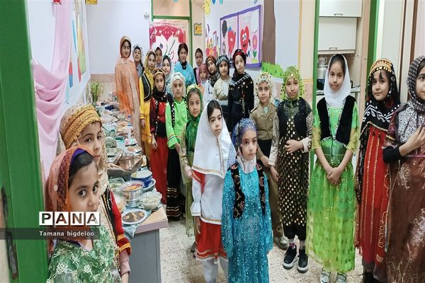 جشنواره غذاهای محلی و دست‌سازه‌های دانش‌آموزان در مدرسه توفیق شهرستان رباط کریم