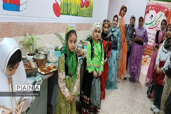 جشنواره غذاهای محلی و دست‌سازه‌های دانش‌آموزان در مدرسه توفیق شهرستان رباط کریم