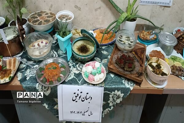 جشنواره غذاهای محلی و دست‌سازه‌های دانش‌آموزان در مدرسه توفیق شهرستان رباط کریم
