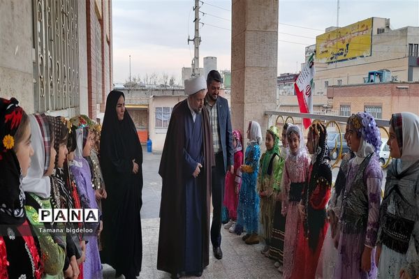 جشنواره غذاهای محلی و دست‌سازه‌های دانش‌آموزان در مدرسه توفیق شهرستان رباط کریم