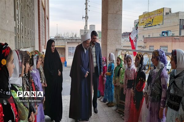 جشنواره غذاهای محلی و دست‌سازه‌های دانش‌آموزان در مدرسه توفیق شهرستان رباط کریم